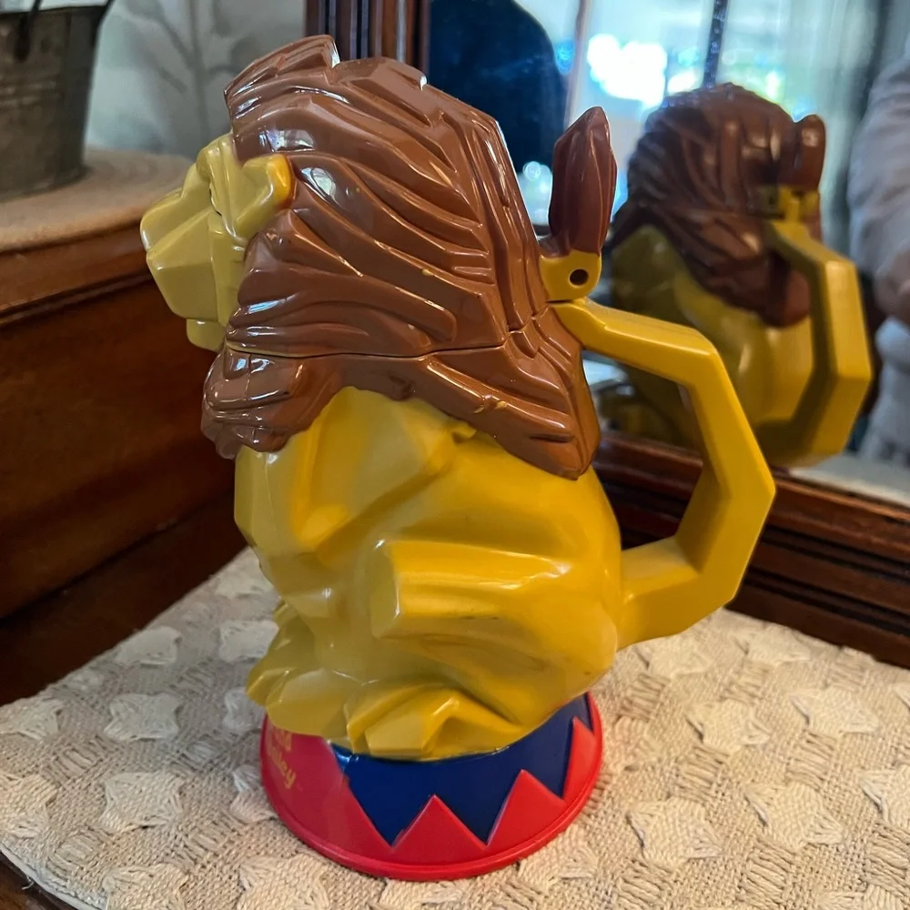 RINGLING BROTHERS & BARNUM & BAILEY Vintage Lion Souvenir Mug with Hinged‎ Lid